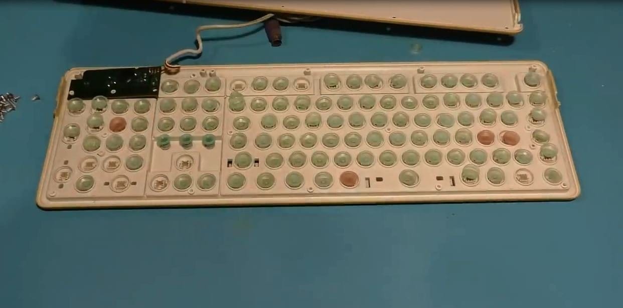Геймпад (игровой джойстик для ПК) из старой клавиатуры и бытового хлама