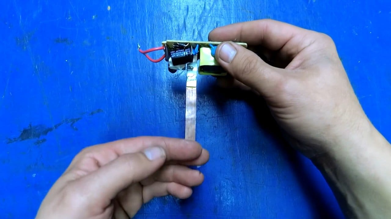 Эффективная электронная ловушка для комаров и насекомых своими руками