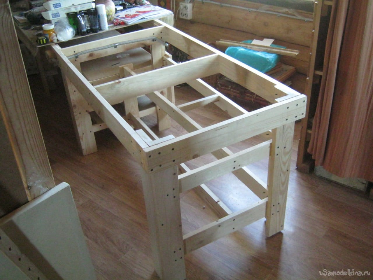 Простой утилитарный стол для домашней мастерской художника