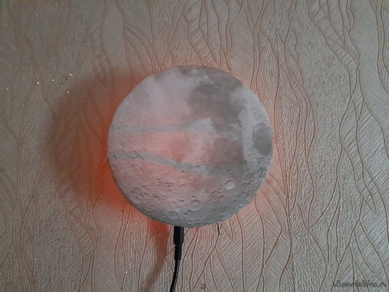 Простой ночной светильник «Луна»