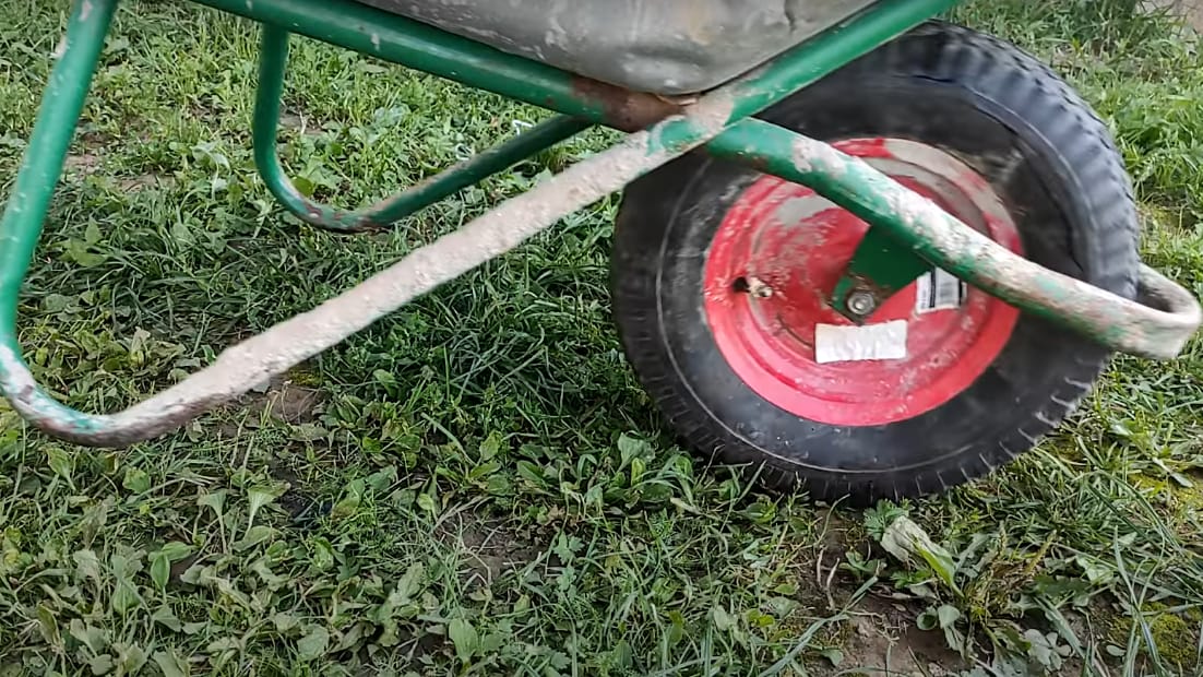 Бескамерное колесо для садовой тачки из старого колеса и монтажной пены