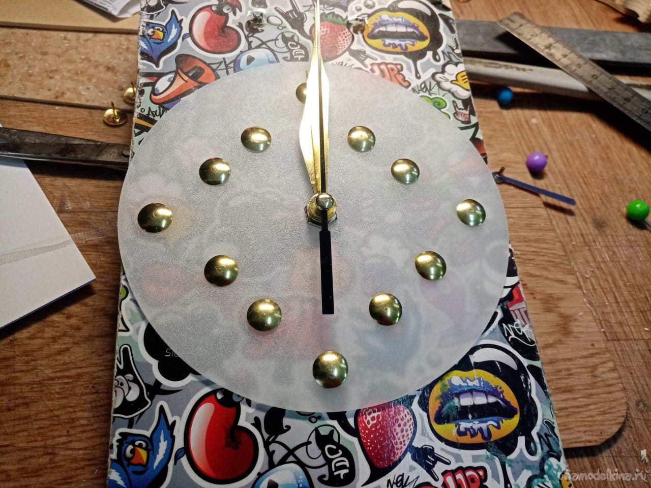 Часы на доске от скейтборда