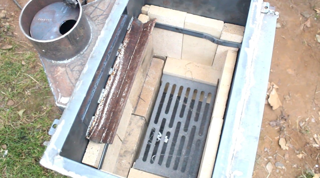 Небольшая отопительная печь из шамотного кирпича и стали