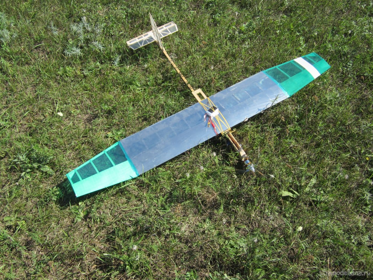 Изготовление крыла радиоуправляемой схематички с блестящей обшивкой