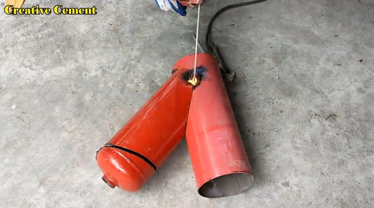 Ракетная печь из двух огнетушителей и бетона
