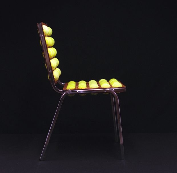 Самодельный стул из теннисных мячей