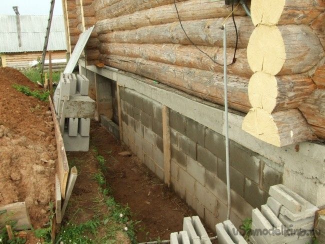 Столбчатый фундамент с ростверком для бревенчатого дома и его доработка