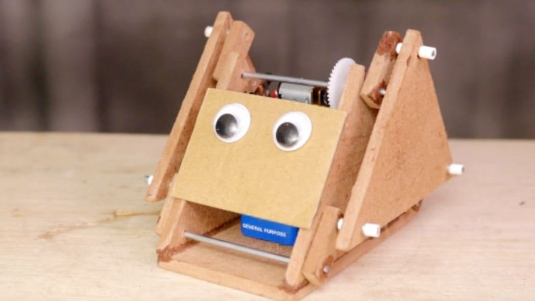 Как сделать шагающего робота-игрушку