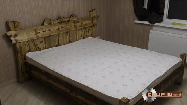 Простая интересная кровать под старину