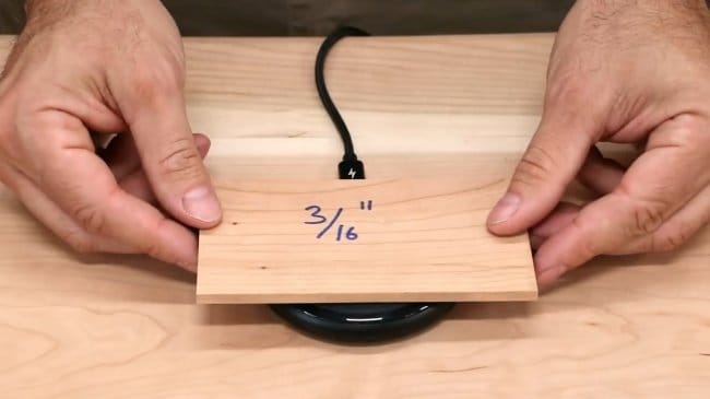 Скрытое беспроводное зарядное устройство в поверхности стола