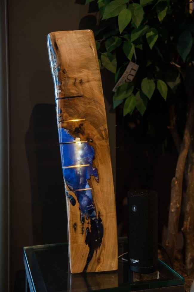 Светодиодный светильник из эпоксидной смолы и дерева