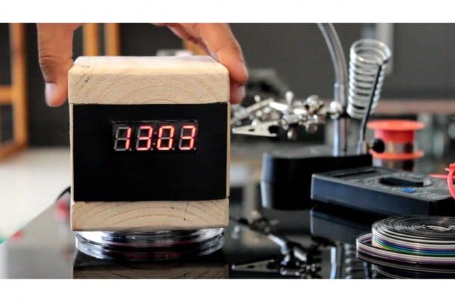 Электронные часы в минималистическом деревянном корпусе