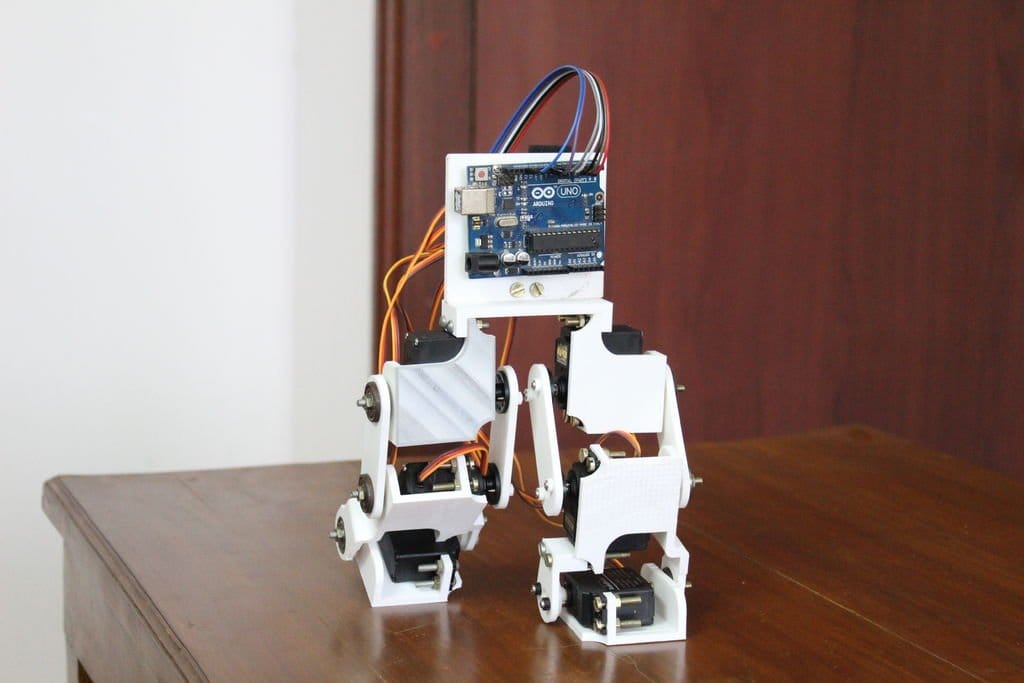 Самая главная задача при создании шагающих роботов. Робот шагоход на ардуино. Шагающий двуногий роботом ардуино. Шагающий робот на ардуино. Робот Siemens двуногий.
