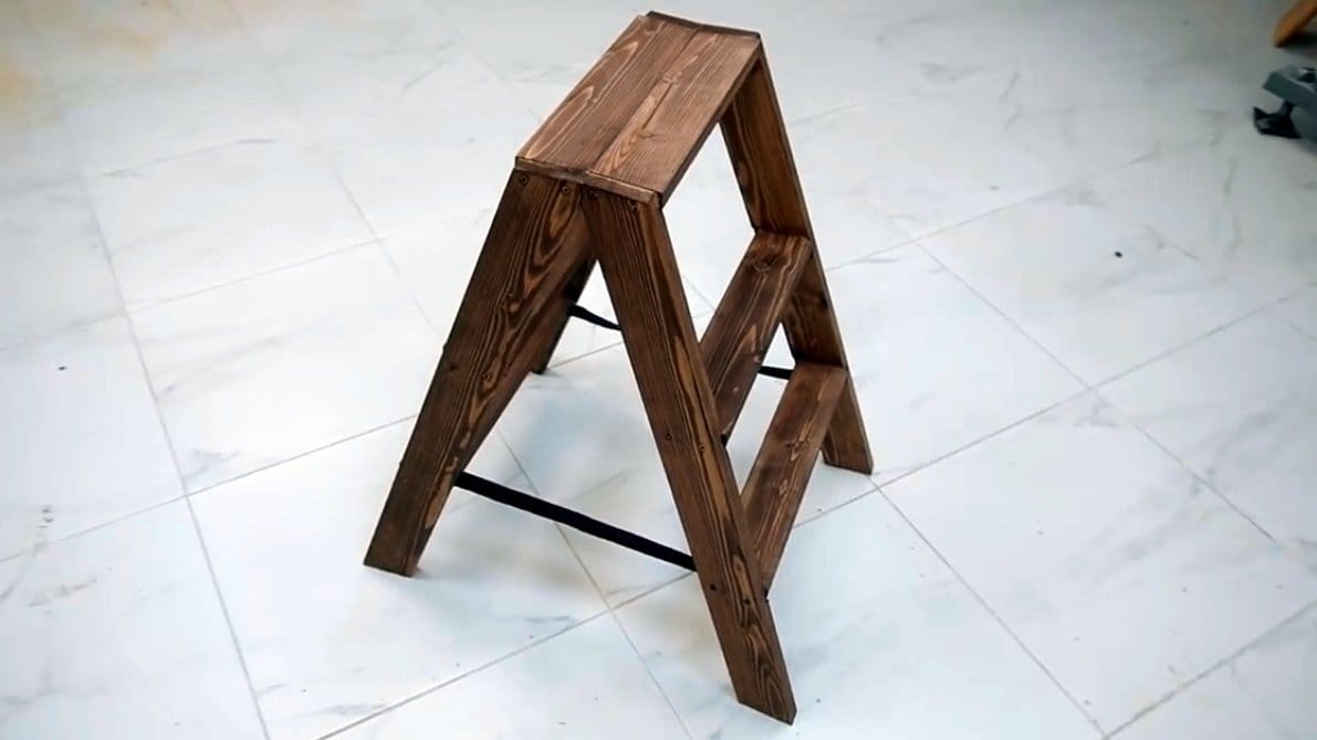 Стол ступенька. Маленькая деревянная стремянка. Стремянка из дерева складная. Лестница стремянка из дерева. Подставка стремянка деревянная строительная.