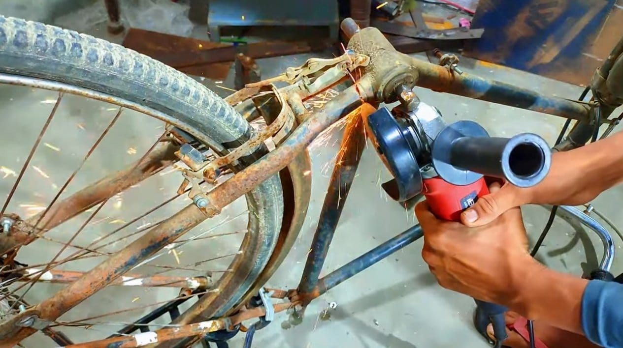 Рама велосипеда в москве. Старый велосипед с рамой. Электровелосипед 80 км/ч. Реконструкция рамы велосипеда. Переделка старого велосипеда.