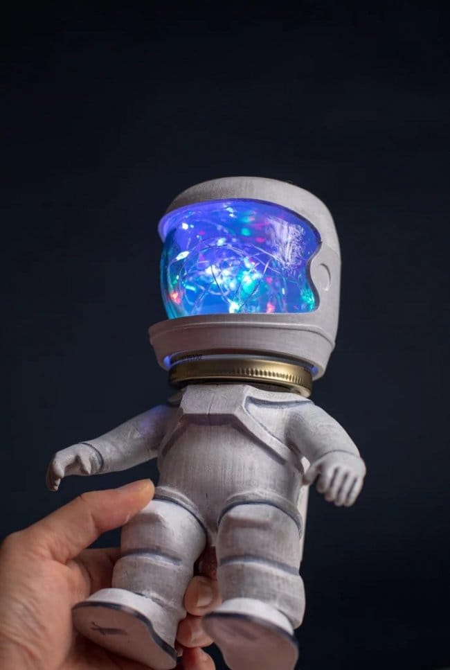 Светильник в виде фигурки космонавта