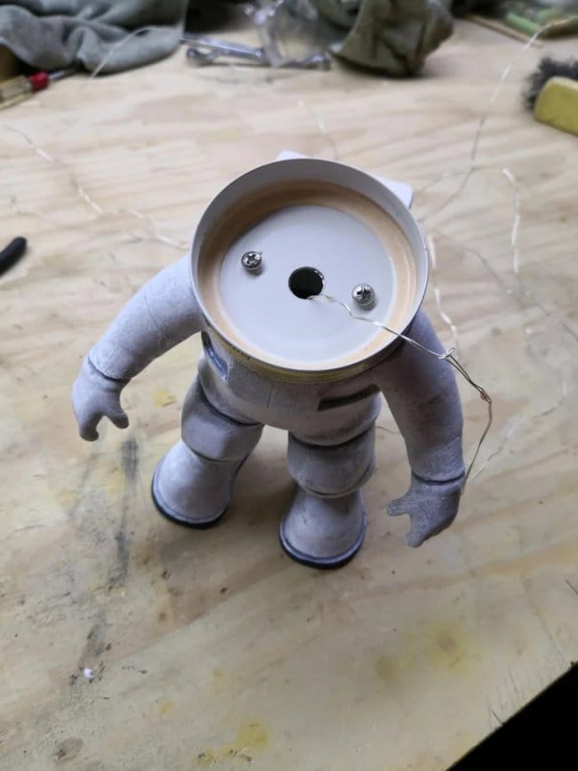 Светильник в виде фигурки космонавта