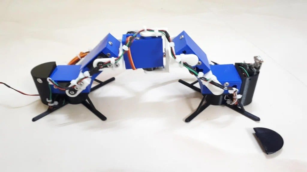 Робот - гусеница, с управлением через смартфон