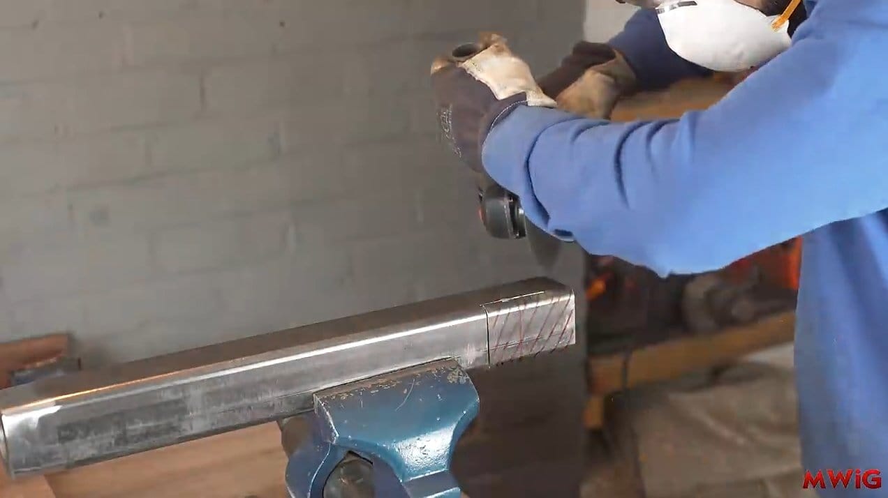 Vise with two threaded shafts and a chain drive