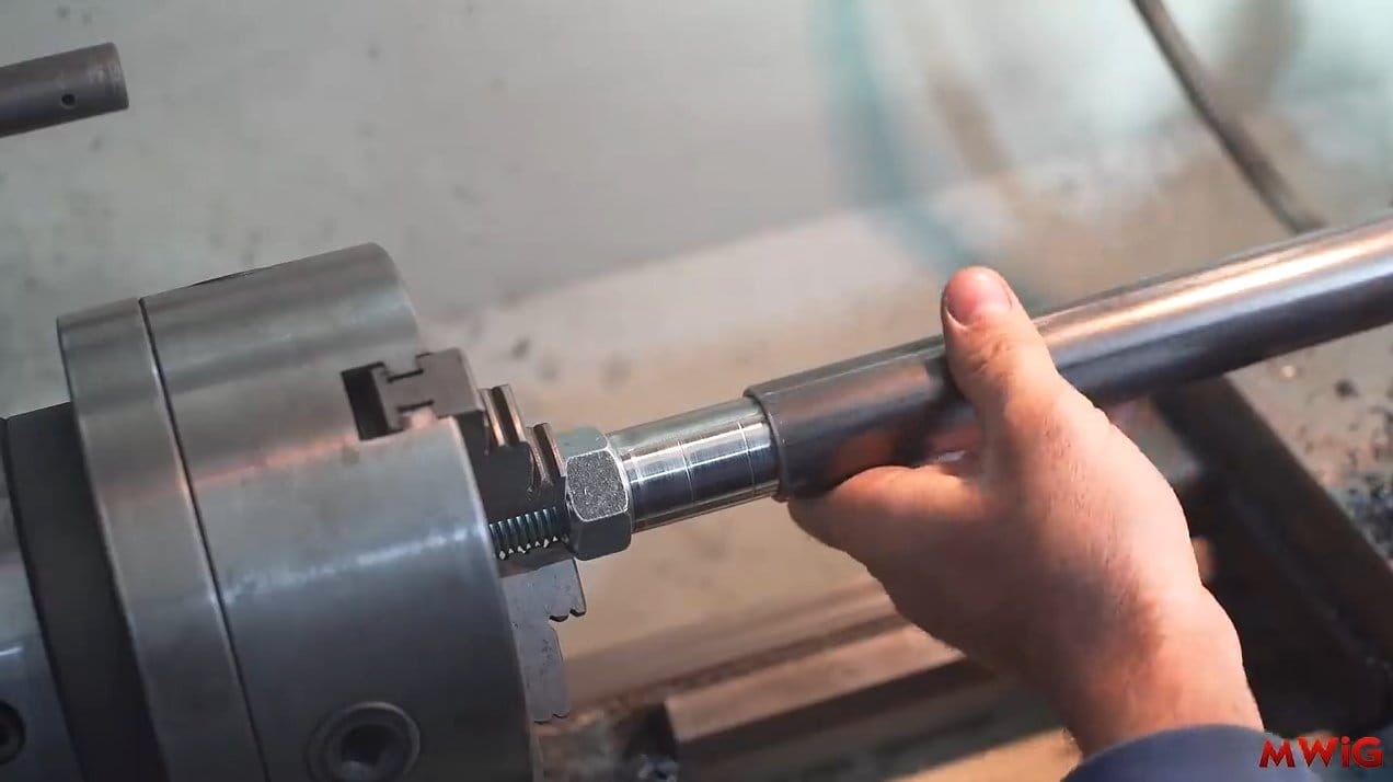 Vise with two threaded shafts and a chain drive