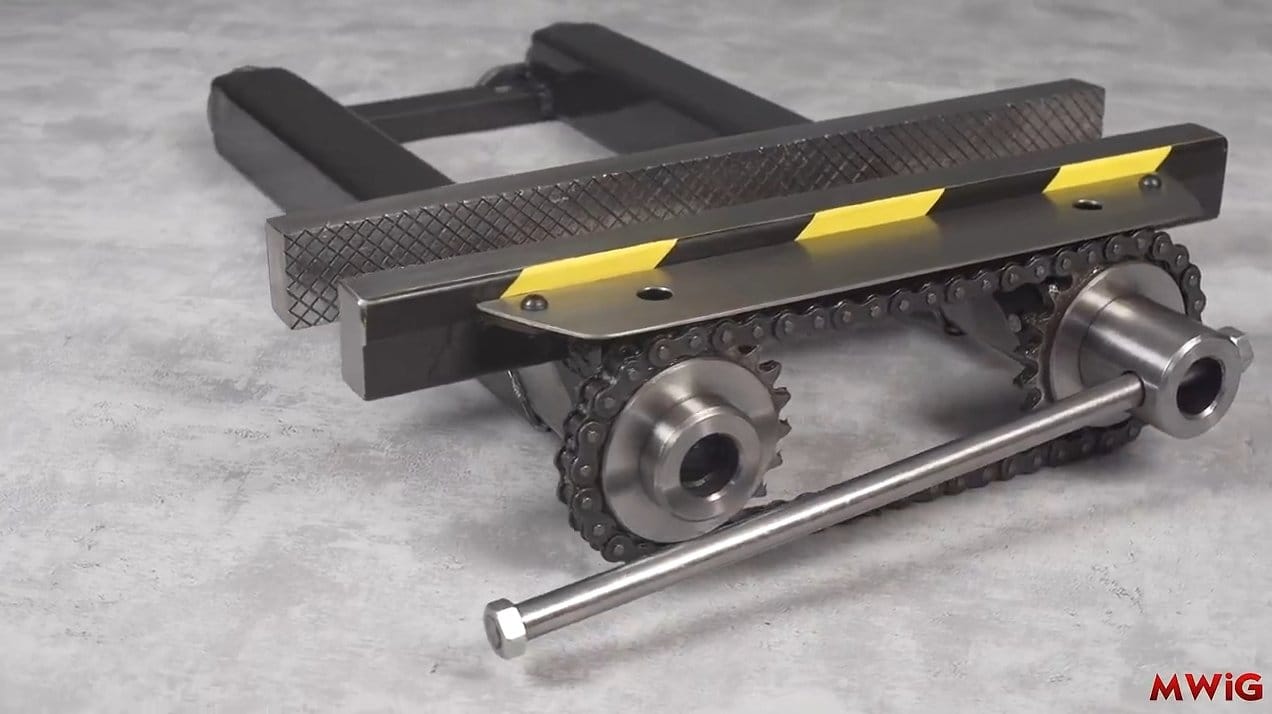 Vise with two threaded shafts and chain drive