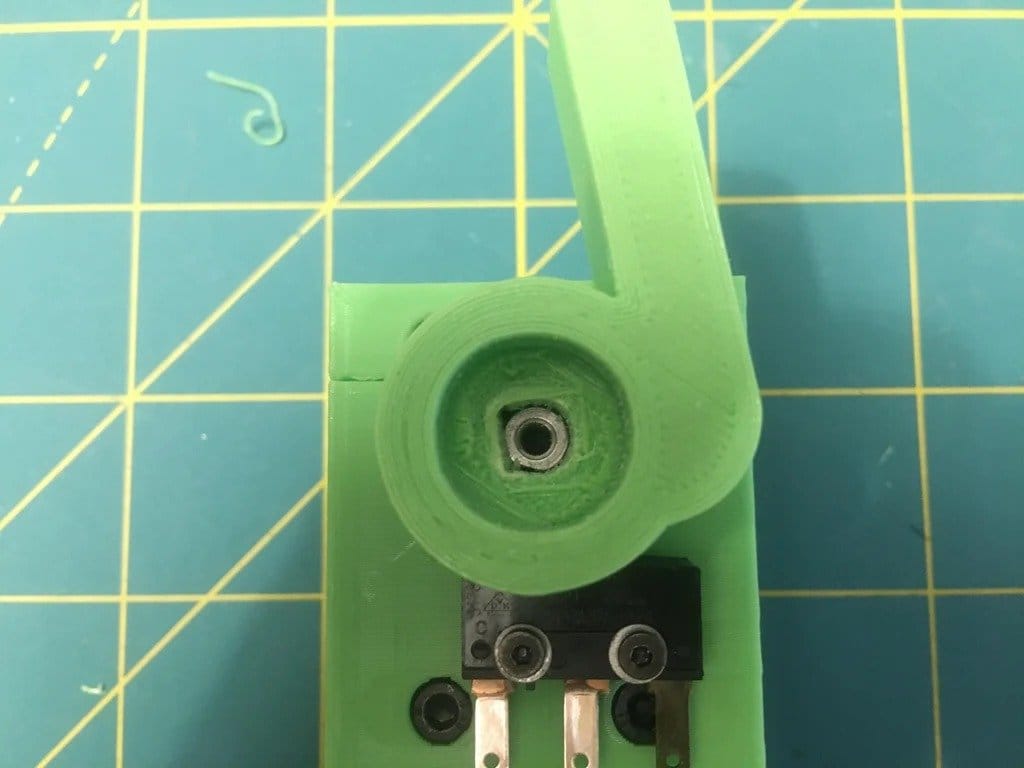Device for emergency closing of the tap in case of water leakage