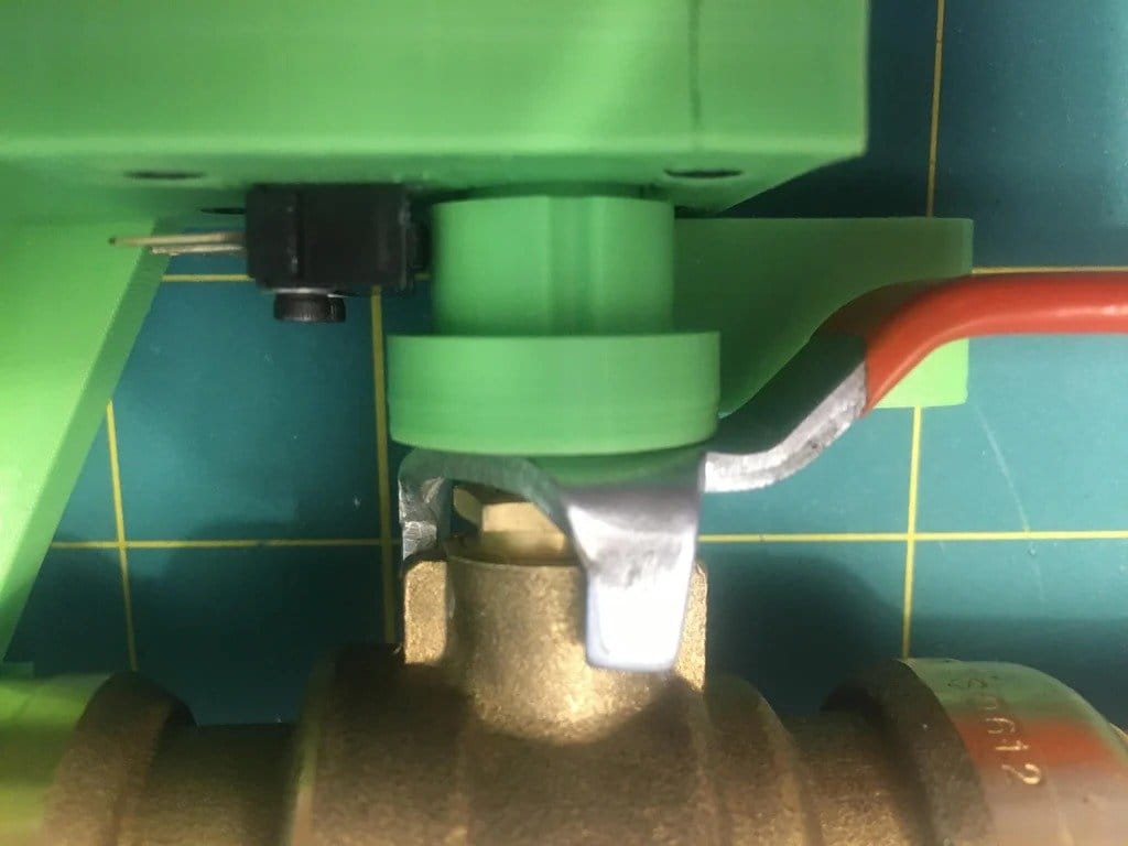 Device for emergency closing of the tap in case of water leakage