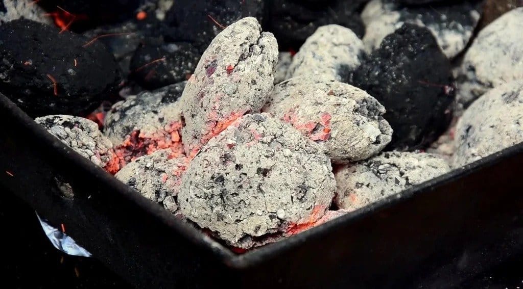 «Печь» для разжигания углей для мангала - небольшое, но очень удобное приспособление