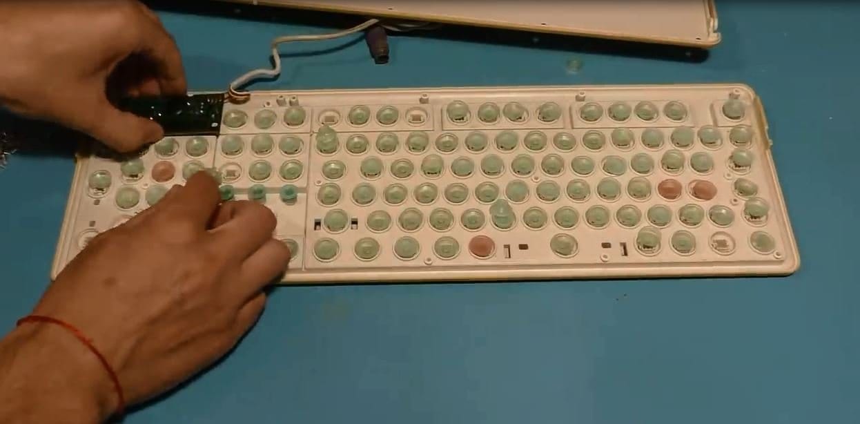 Геймпад (игровой джойстик для ПК) из старой клавиатуры и бытового хлама