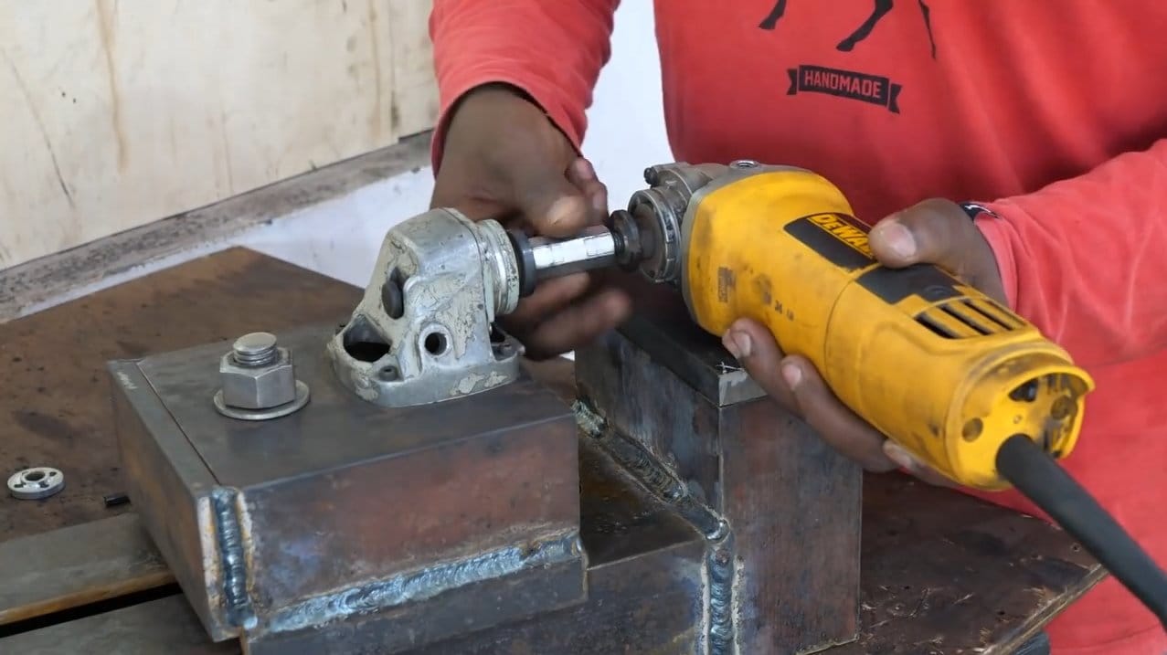 How to make a lathe from a grinder