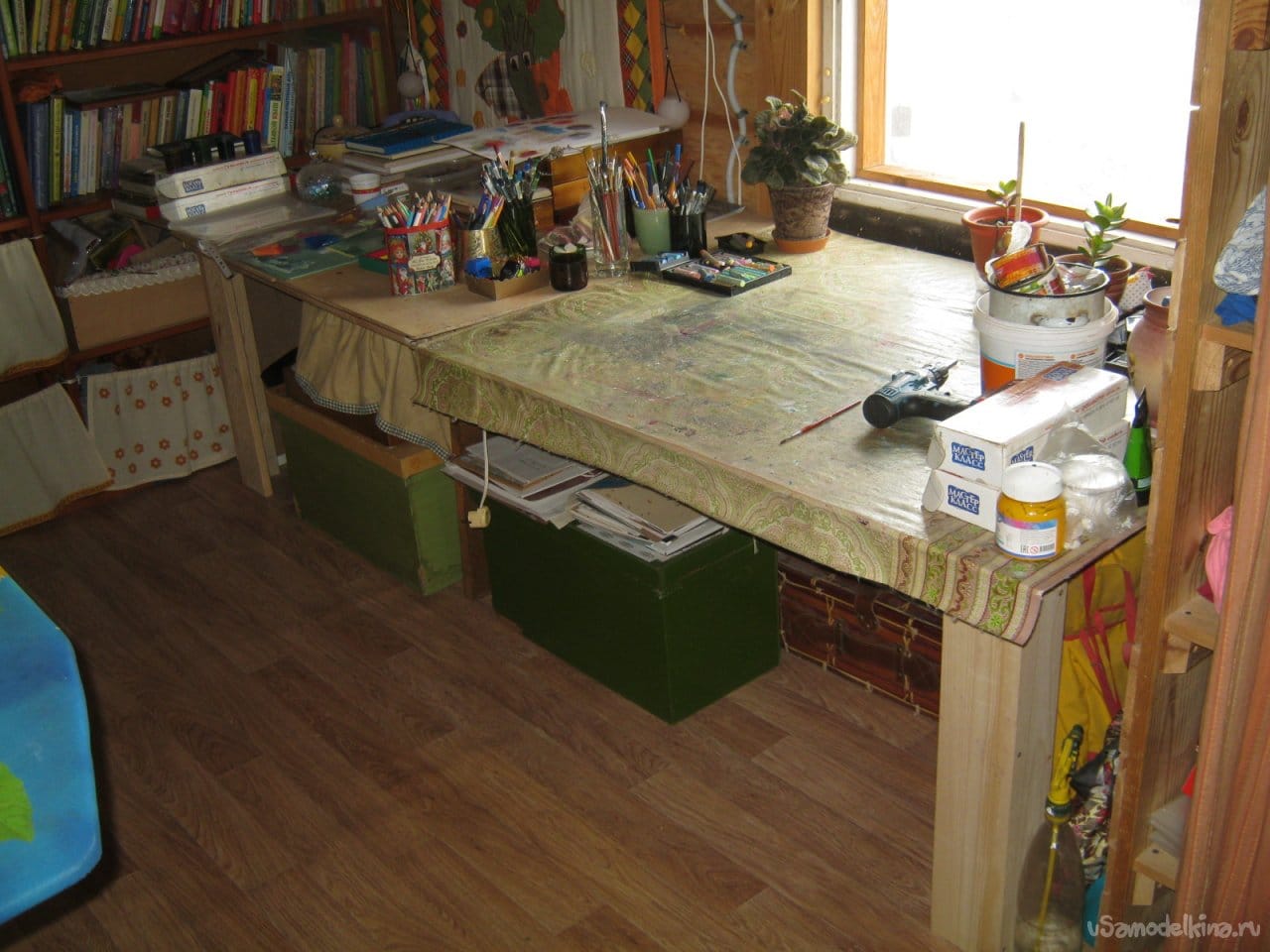 Простой утилитарный стол для домашней мастерской художника