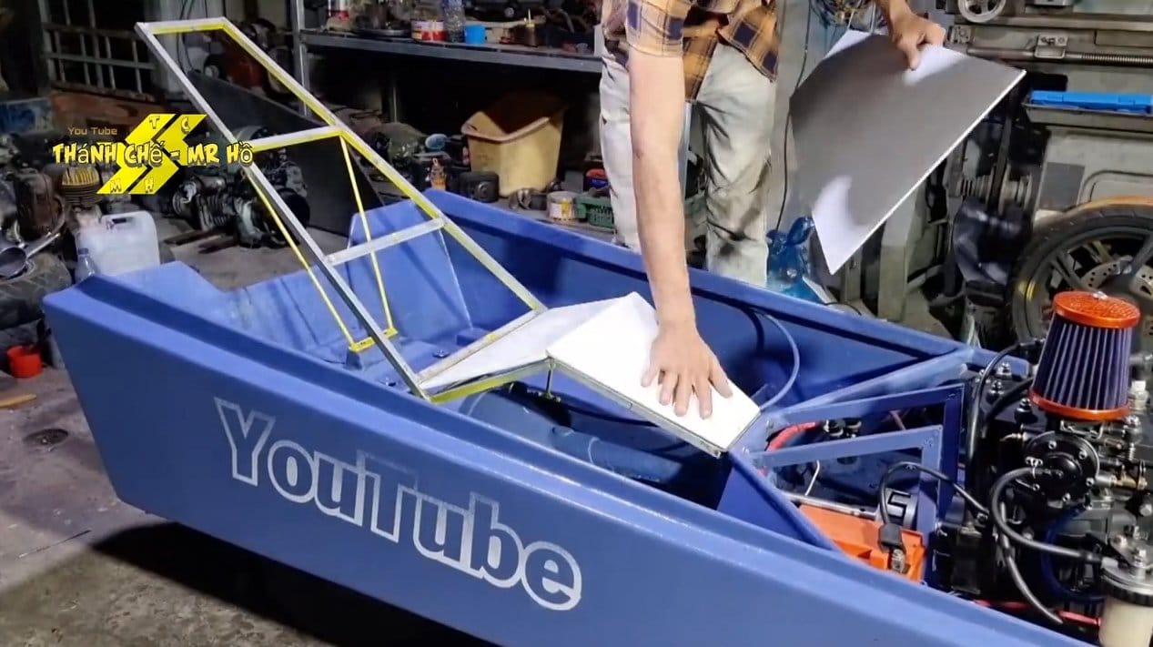 Футуристическая лодка на водометном двигателе
