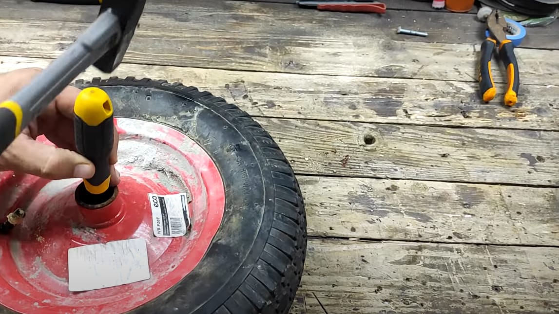 Бескамерное колесо для садовой тачки из старого колеса и монтажной пены