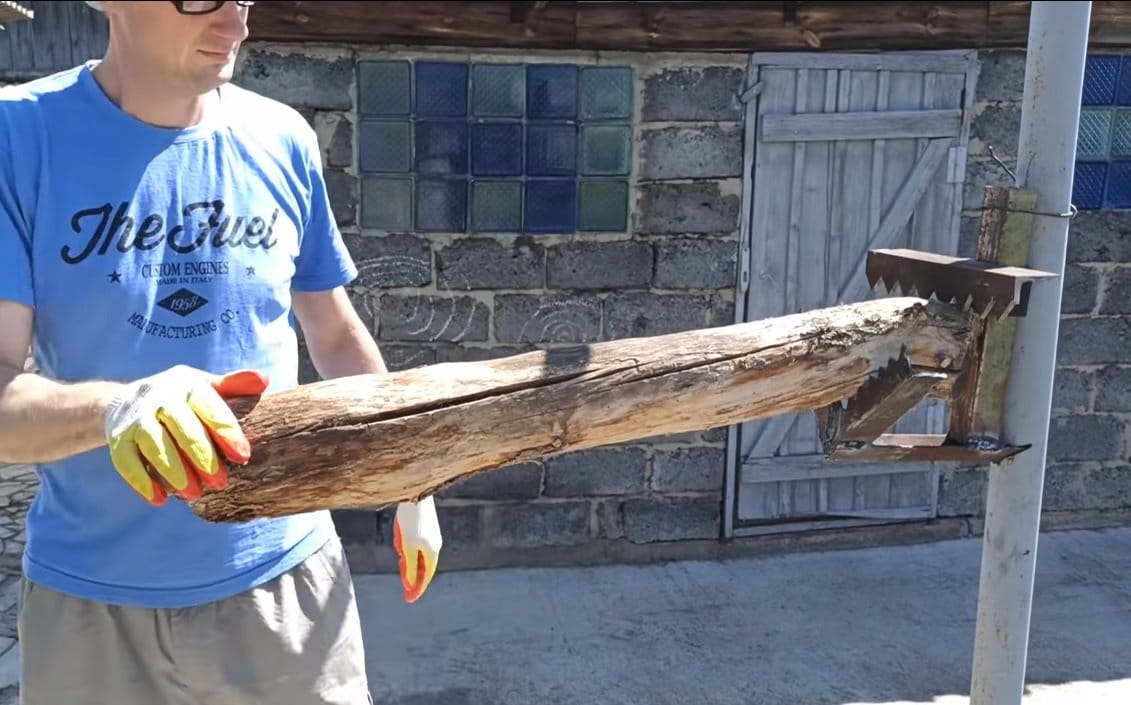 Захват-держатель для резки дров на весу