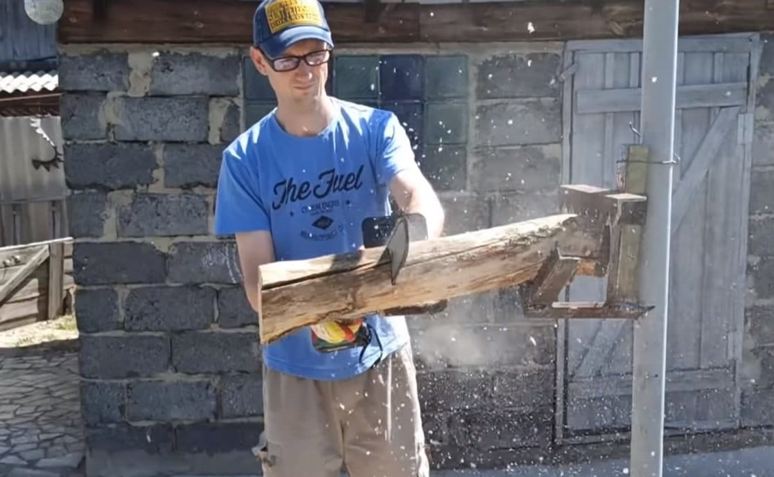 Захват-держатель для резки дров на весу