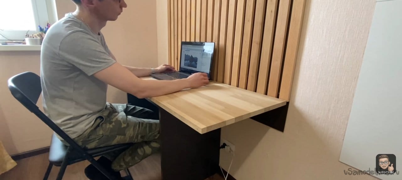 Парящий компьютерный стол