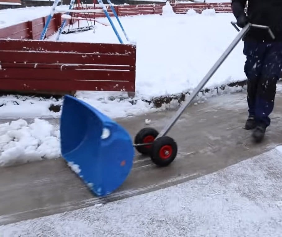 Уборка снега во дворе своими руками мотоблоком, скребком и лопатой