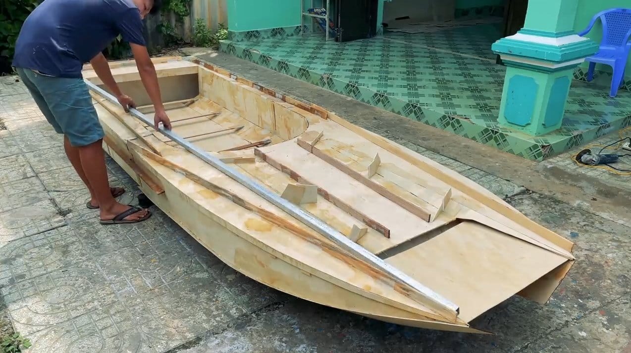 Моторная лодка из эпоксидной смолы и стеклоткани (с применением фанеры)