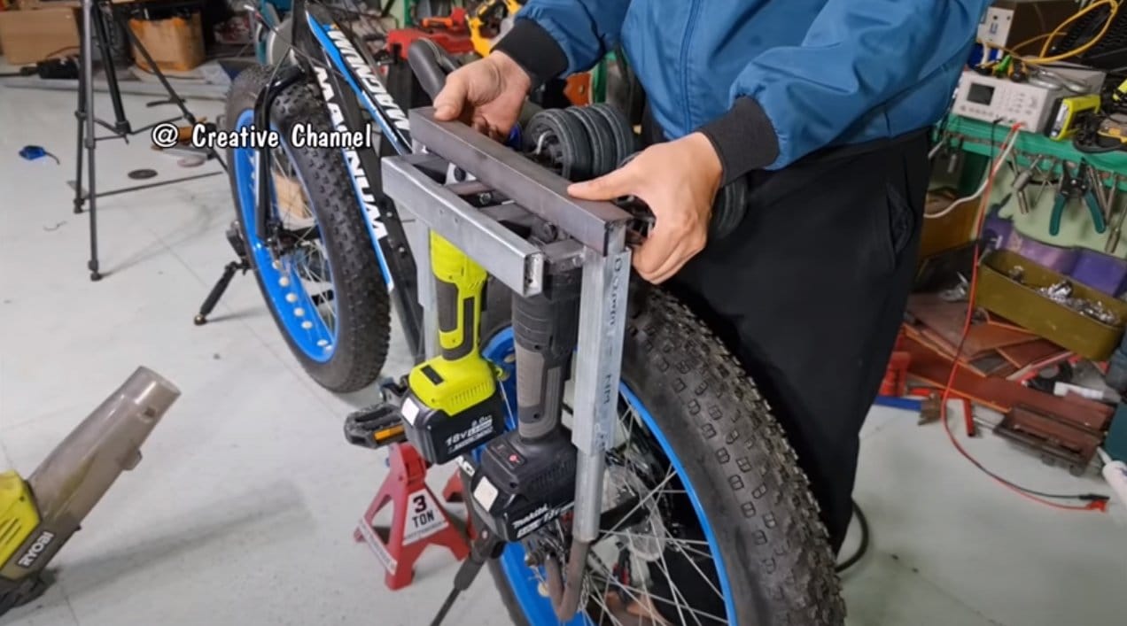 Электрический велосипед с двумя аккумуляторными болгарками