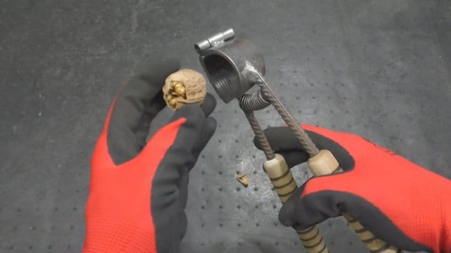 Приспособление для колки орехов (орехокол) из водопроводной муфты