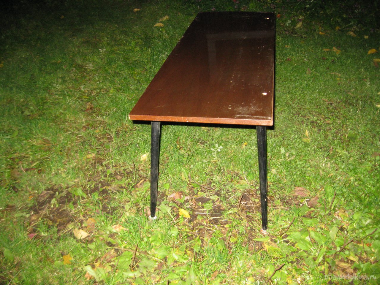 самодельный стол в лесу