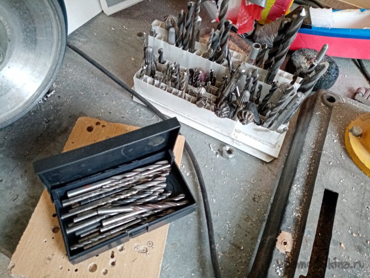 Простая подставка для сверл из пластиковых стенных панелей