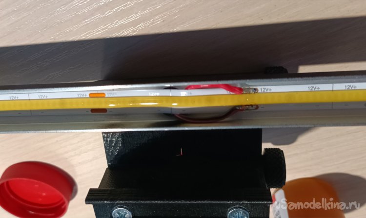 Лента в профиле с припаянными проводами питания