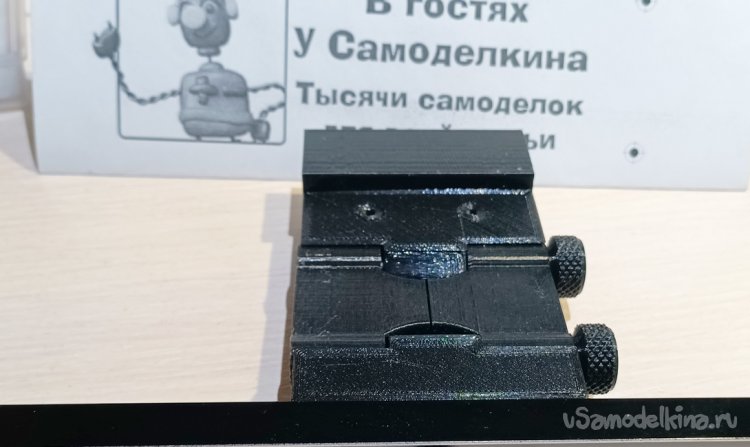 Шарнирное крепление в сборке