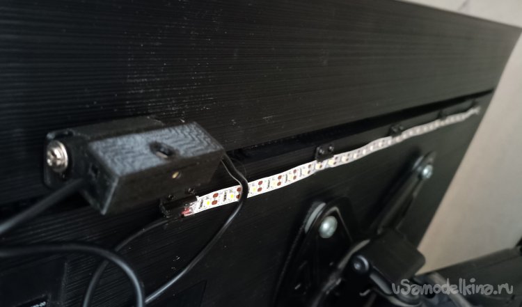Фотовыключатель в корпусе и лента на задней крышке телевизора