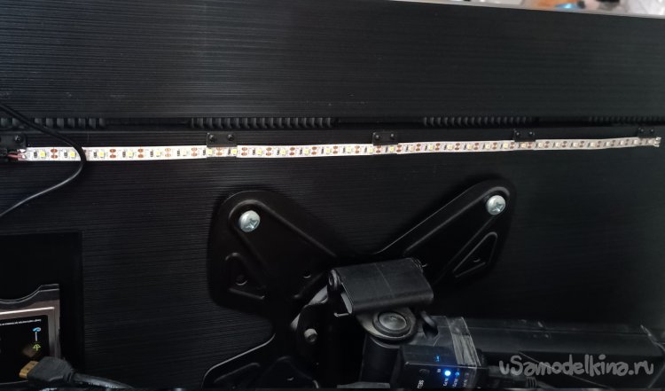 Лента на задней крышке телевизора
